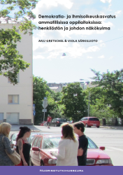 Julkaisun etukansi. Valokuvassa nuoria seisomassa kadun vieressä olevan auton vieressä. Takana on iso rakennus.